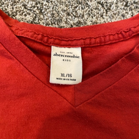 Red v neck - Picture 2 of 2